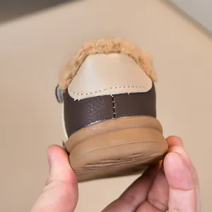 Dettaglio macro delle sneakers invernali per bambini con fodera calda e suola in gomma