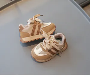 Detailansicht khakifarbener Retro-Kindersneaker mit 1987-Zungenlabel und Gummisohlen