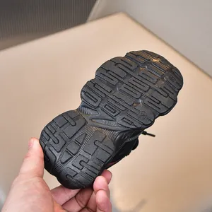 Gros plan sur la semelle antidérapante épaisse et la texture des baskets d'hiver enfant