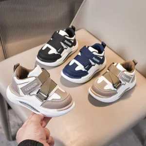 Scarpe sportive in pelle per bambini con velcro e suola spessa in tre varianti colore