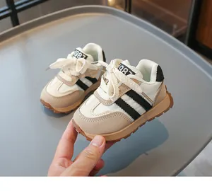 Nahaufnahme der Kinder-Sportschuhe im Retro-Design mit 1987-Logo und schwarzen Streifen