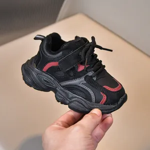 Détail de la doublure polaire chaude et semelle antidérapante de baskets hiver enfant