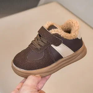Dettaglio delle sneakers invernali per bambini con fodera in calda lana e camoscio