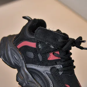 Gros plan de baskets d'hiver pour enfants avec doublure polaire chaude et daim texturé