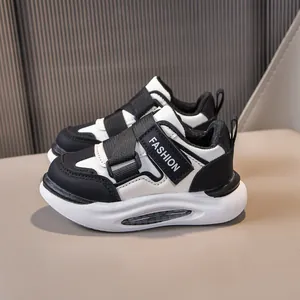 Sneakers per bambini in pelle bianca e nera con velcro e suola spessa ammortizzata