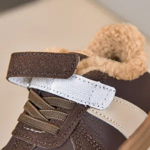 Dettaglio della fodera in lana d'agnello calda e chiusura a strappo su scarpe bimbo