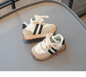 Detailansicht beige Retro-Kinderschuhe mit 1987-Zungenetikett und rutschfester Gummisohle