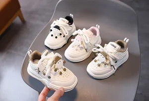 Dettaglio di quattro varianti colore per sneaker da bambino con lacci in corda