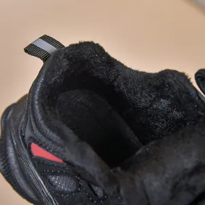 Détail de la doublure polaire chaude noire et de la tirette réfléchissante de la chaussure