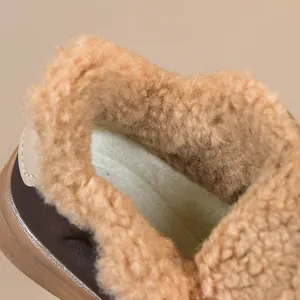 Dettaglio della fodera in lana d'agnello nelle scarpe invernali marroni per bambini