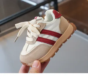 Detail von Retro-Kinderschuhen mit rutschfesten Gummisohlen und Mesh-Obermaterial