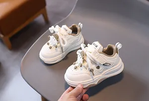 Dettaglio di sneaker bianche per bambini con ritagli a cuore e suole in gomma spessa