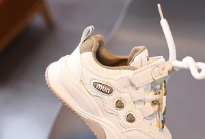 Dettaglio di sneaker per bambini con cuore, pelle sintetica e chiusura a strappo