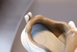 Dettaglio della fodera a rete e soletta a nido d'ape nelle scarpe sportive per bambini
