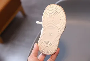 Dettaglio suola in gomma antiscivolo taglia 23 con trama per scarpe sportive bimbi
