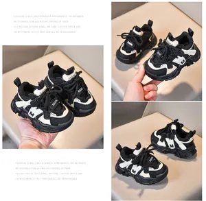 Detalle de zapatillas deportivas infantiles con malla transpirable y suela de goma gruesa