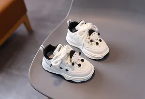 Vista dall'alto di sneaker per bambini con bambola pecora 3D e dettagli a cuore