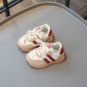 Retro Kinder-Sneaker in Beige und Khaki mit roten Streifen und Gummisohle