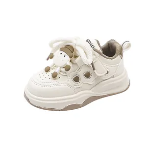 Sneakers per bambini panna e marroni con ciondolo a pecora e dettagli a cuore