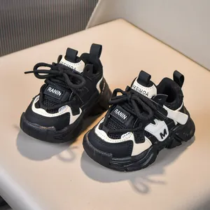Detalle de zapatillas infantiles con malla transpirable y suela de goma gruesa dura