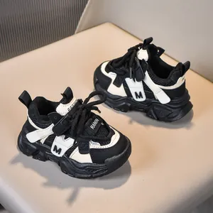 Detalle de zapatillas infantiles con malla transpirable y suela de goma antideslizante