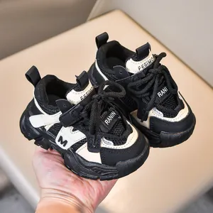 Detalle de zapatillas infantiles con malla transpirable, diseño de contraste y suela estable