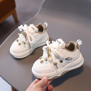 Scarpe sportive bianche per bambini con decoro pecora e suole spesse antiscivolo
