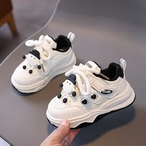 Sneakers per bambini bianche e nere con bambola di agnello e tomaia in ecopelle