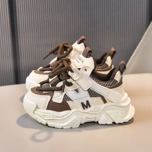 Detalle de zapatillas transpirables para niños con suela gruesa y cierre de velcro