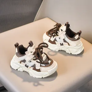 Detalle de zapatillas retro para niños con tejido de malla y suelas antideslizantes
