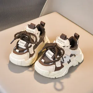 Primer plano de zapatillas transpirables para niños con suelas de goma antideslizantes