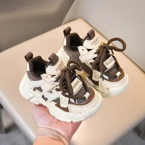 Primer plano detallado de zapatillas para niños de malla transpirable con suelas gruesas