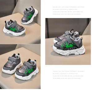 Détail de baskets pour bébés gris-vert avec maille respirante et fermeture à bande velcro