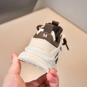 Detalle del talón de una zapatilla infantil con suela antideslizante y logotipo de la M