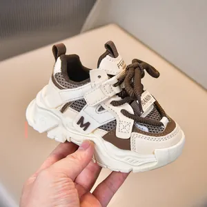 Detalle de zapatillas transpirables para niños con malla beige y cierre de velcro