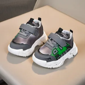 Vue détaillée des baskets lumineuses pour bébé avec détails verts et velcro