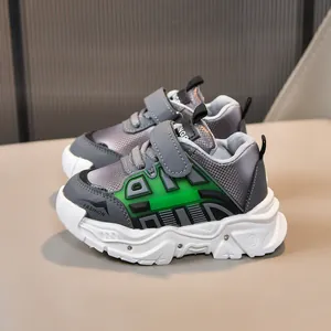 Détail de chaussures LED enfant avec mesh, velcro et logo FASHION sur le côté latéral