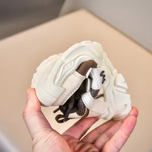 Primer plano de la suela flexible de zapatillas beige para niños muy suave
