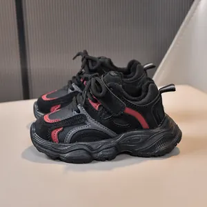 Baskets d'hiver pour enfants en noir avec doublure en fourrure et semelle robuste
