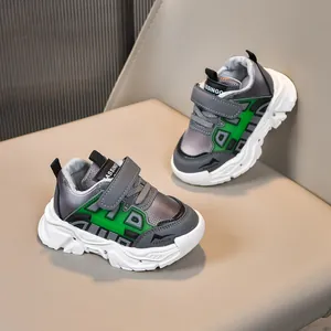 Détail macro de baskets pour bambins en maille respirante grise, verte et blanche