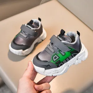 Gros plan détaillé des baskets pour tout-petits gris et vert avec une sangle velcro