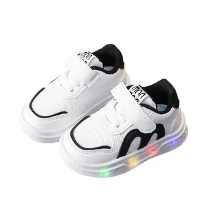 Baskets lumineuses LED pour enfants avec tige en cuir noir et blanc et semelle