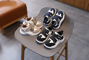 Detailansicht der Kinder-Ledersneaker mit doppeltem Klettverschluss und dicker weicher Sohle