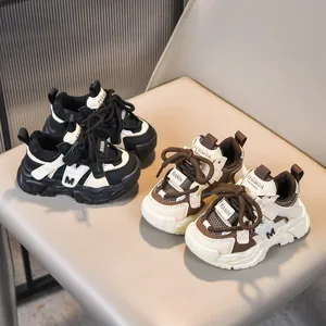 Zapatillas transpirables para niños con suela gruesa en colores contraste negro blanco marrón