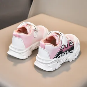 Vue détaillée des baskets roses pour bébés avec empiècements en maille et sangle