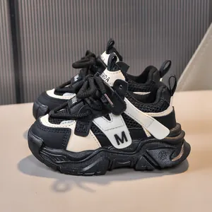 Zapatillas running transpirables para niños con contraste blanco y negro y suela gruesa
