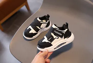 Detailsicht der Kinder-Sneaker mit doppeltem Klettverschluss und weißer Gummisohle
