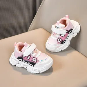 Détail de basket rose pour enfant avec tige en mesh, velcro et semelle antidérapante