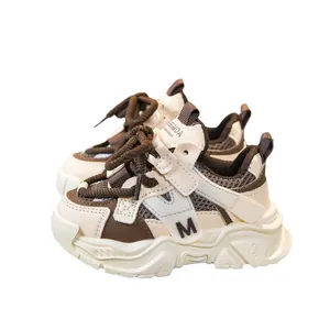 Zapatillas de malla para niños en beige y marrón con suela gruesa y logo M