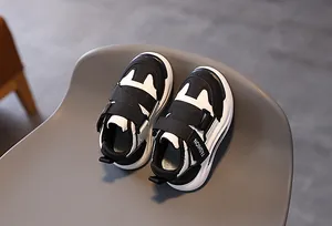 Detailansicht der Kinder-Sneaker aus Leder mit Klettverschluss im Panda-Farbschema